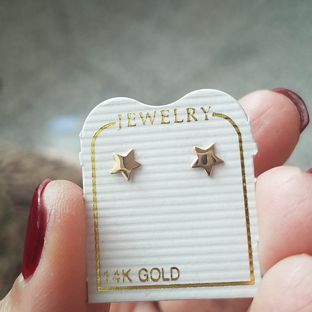 Solid 14k yellow gold plain Star Earrings - Picture 7 of 9